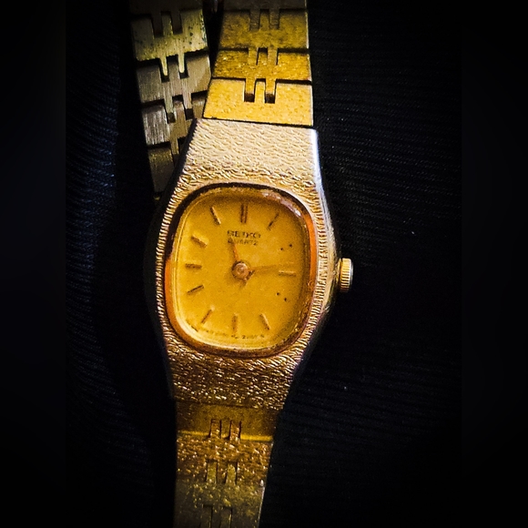 LOT OF 2 - Vintage Seiko Quartz Women's watches - Needs batteries - Picture 3 of 12